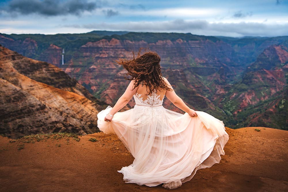 bride twirling at waimea canyon overlook